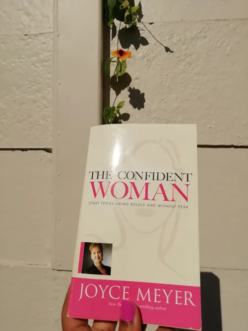confident woman - Image 3